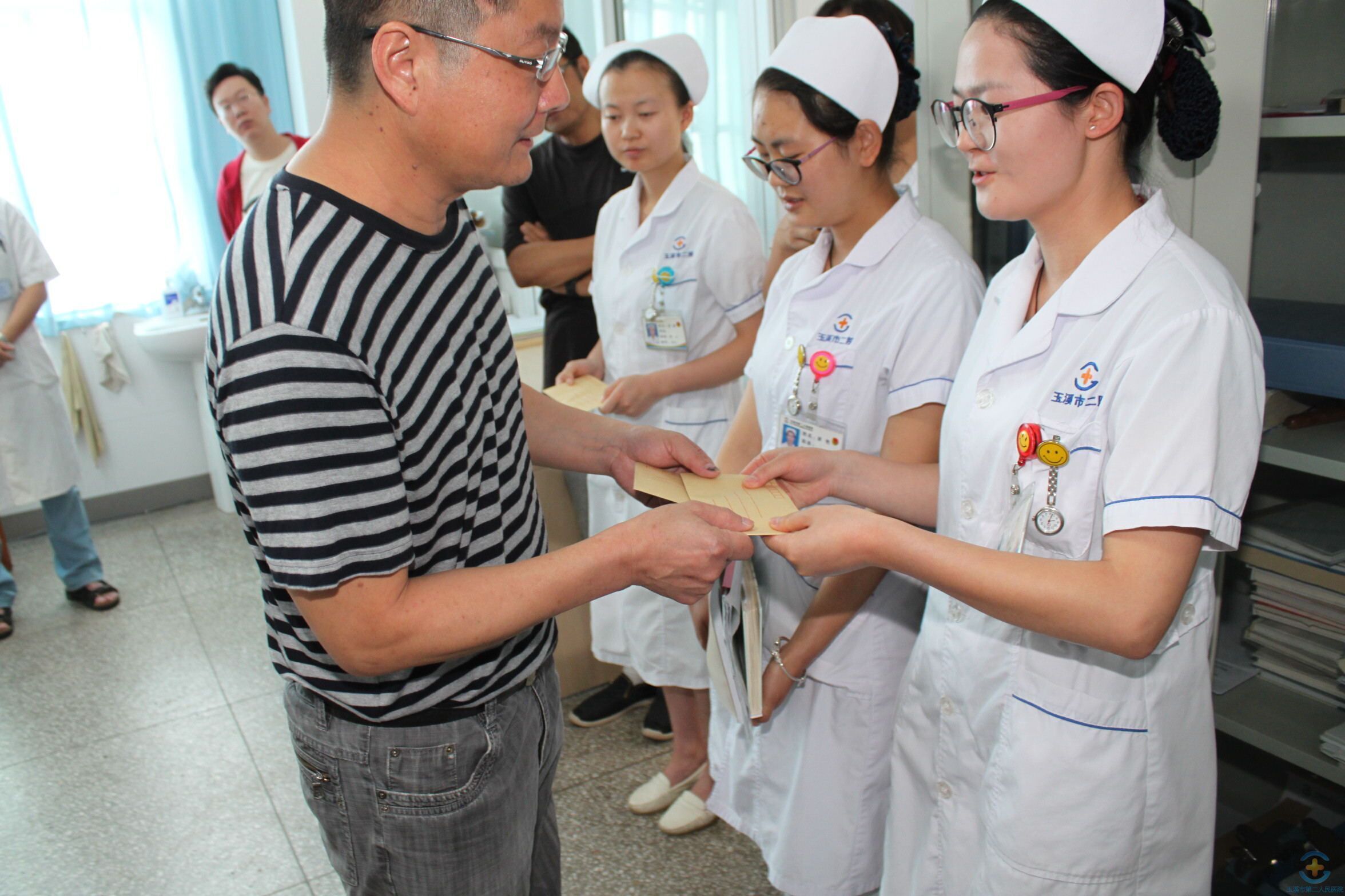 医院积极慰问7.4事件值班医护人员