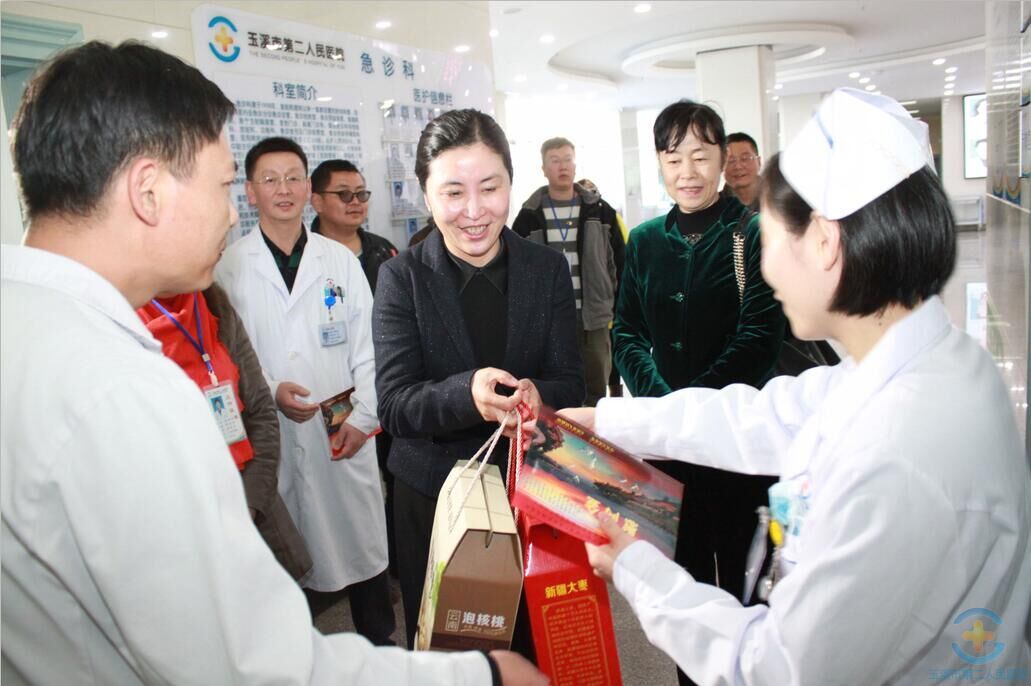 杨洋副市长到我院慰问一线医务人员