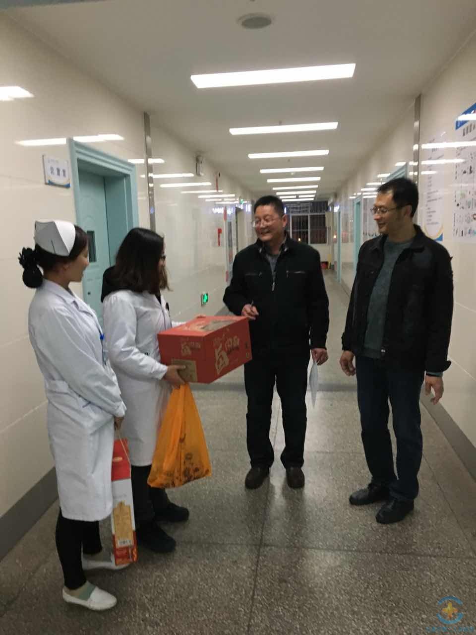 医院领导除夕夜慰问一线医护人员