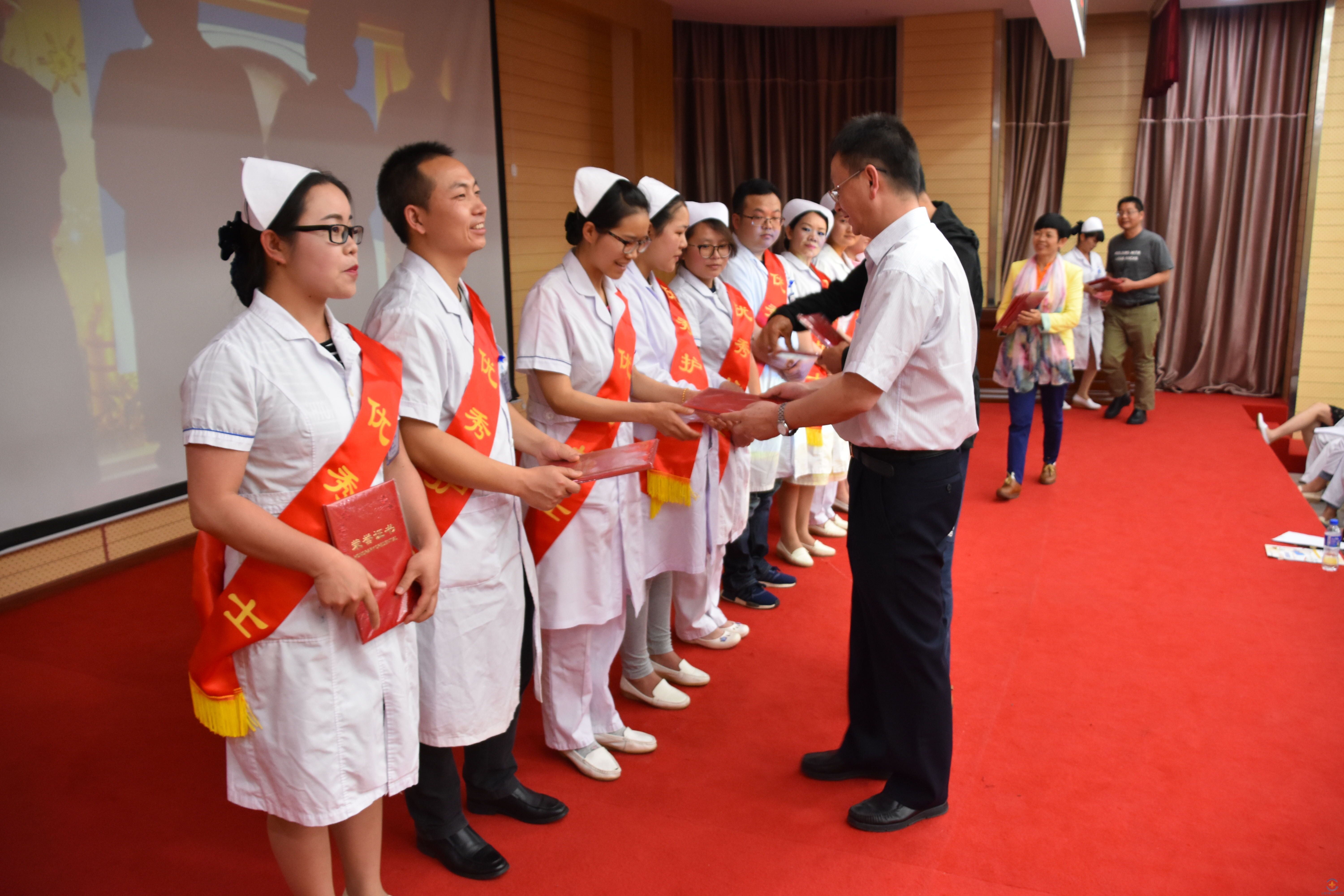 欢庆护士节 天使展风采——我院举办2017年“5.12”护士节品管圈活动比赛暨优秀护士表彰大会