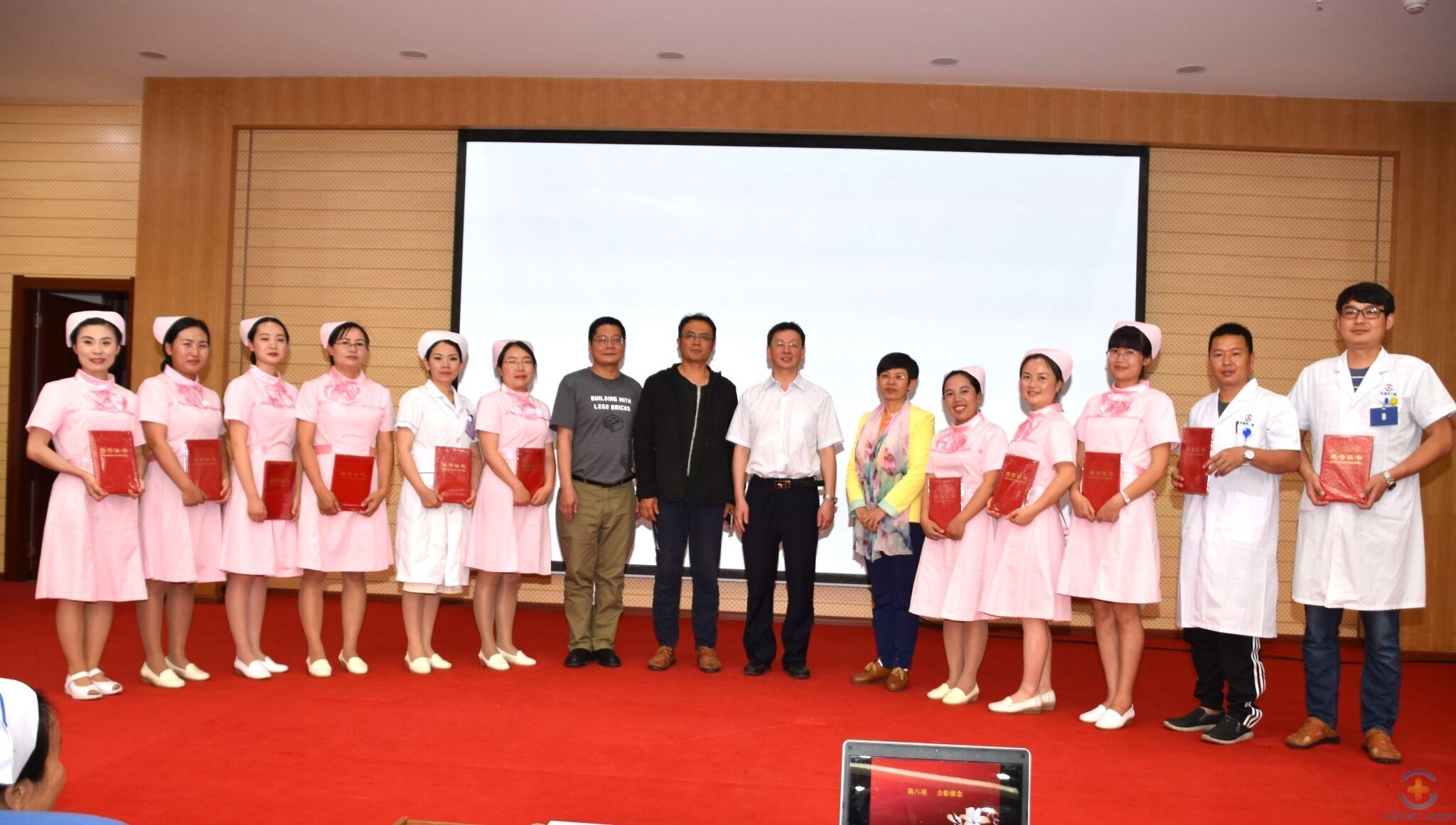 欢庆护士节 天使展风采——我院举办“5.12”护士节品管圈活动比赛暨优秀护士表彰大会