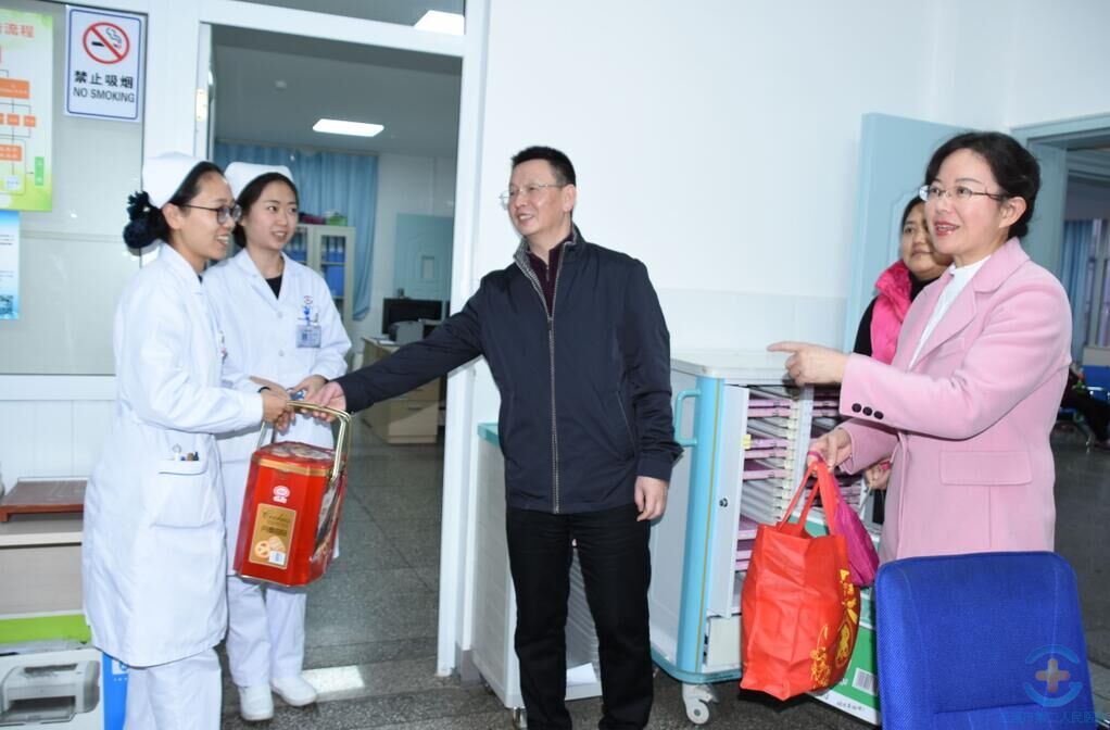 医院领导除夕夜走访慰问一线值班人员