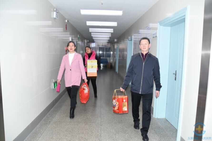 医院领导除夕夜走访慰问一线值班人员