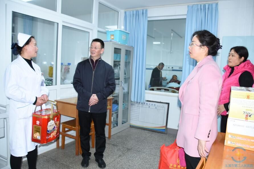 医院领导除夕夜走访慰问一线值班人员