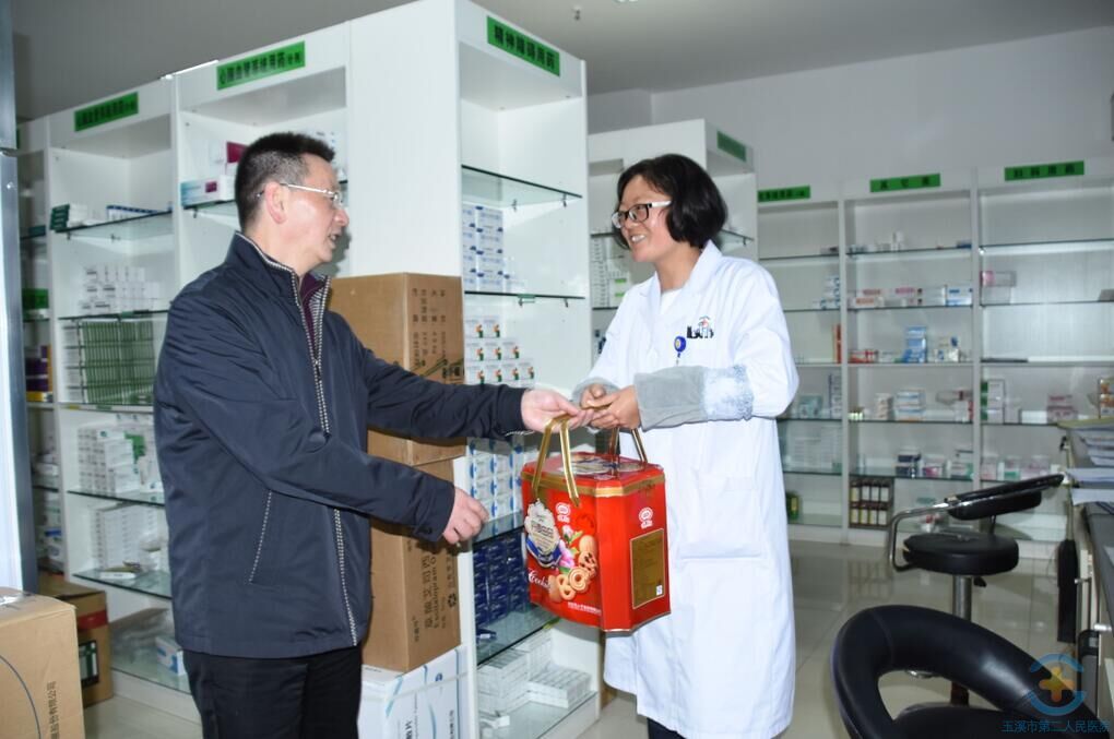 医院领导除夕夜走访慰问一线值班人员