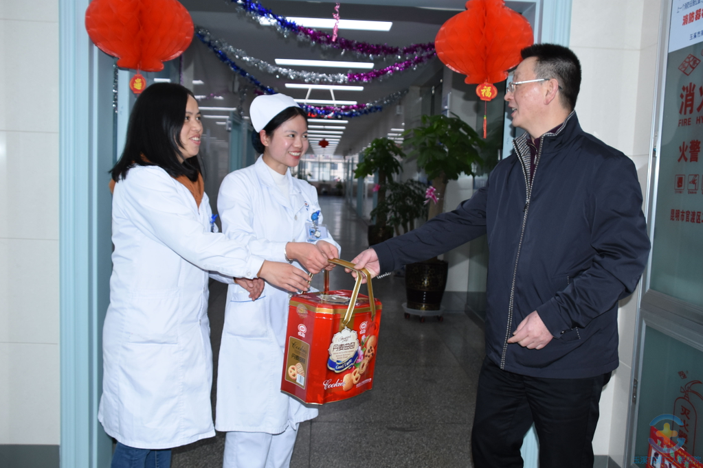 医院领导除夕夜走访慰问一线值班人员