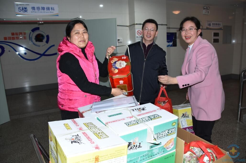 医院领导除夕夜走访慰问一线值班人员