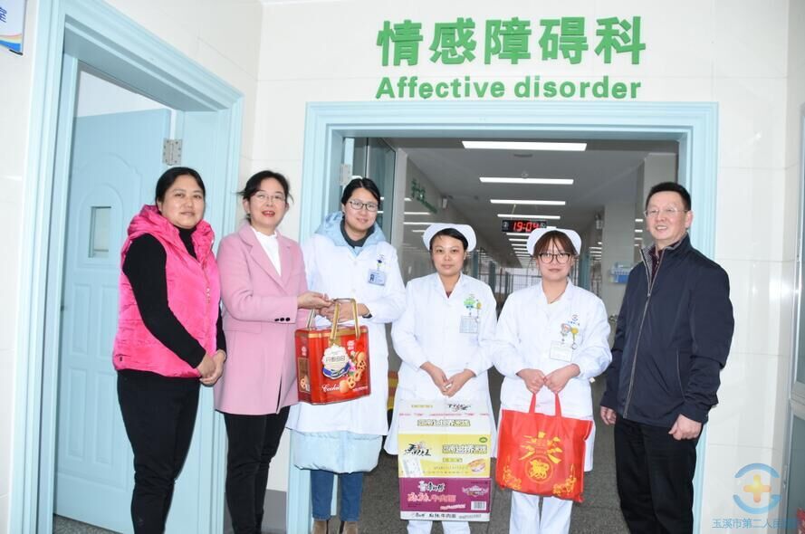 医院领导除夕夜走访慰问一线值班人员