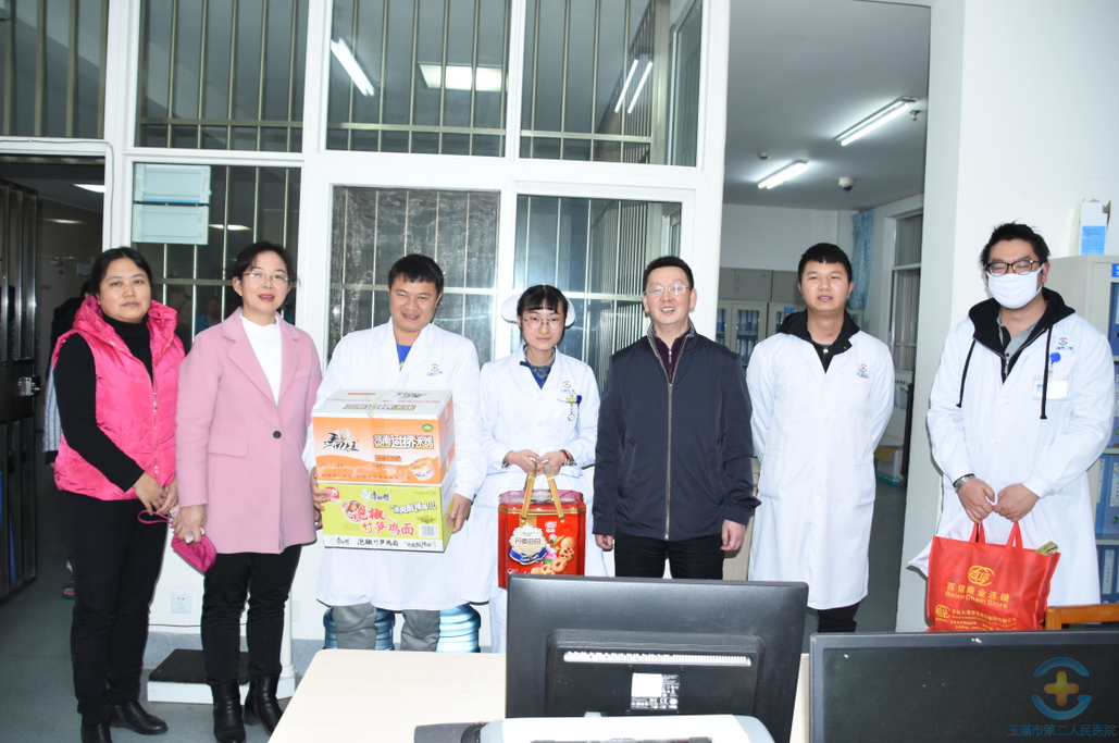 医院领导除夕夜走访慰问一线值班人员