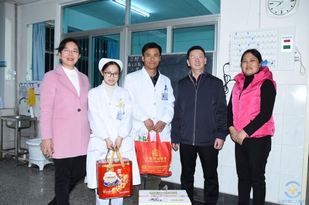 医院领导除夕夜走访慰问一线值班人员