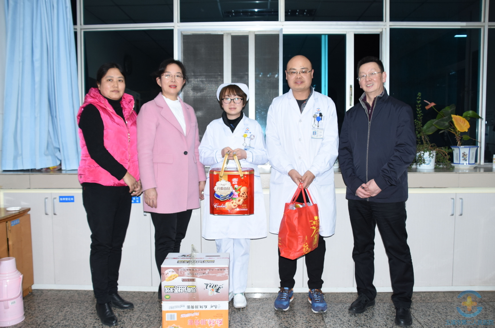 医院领导除夕夜走访慰问一线值班人员