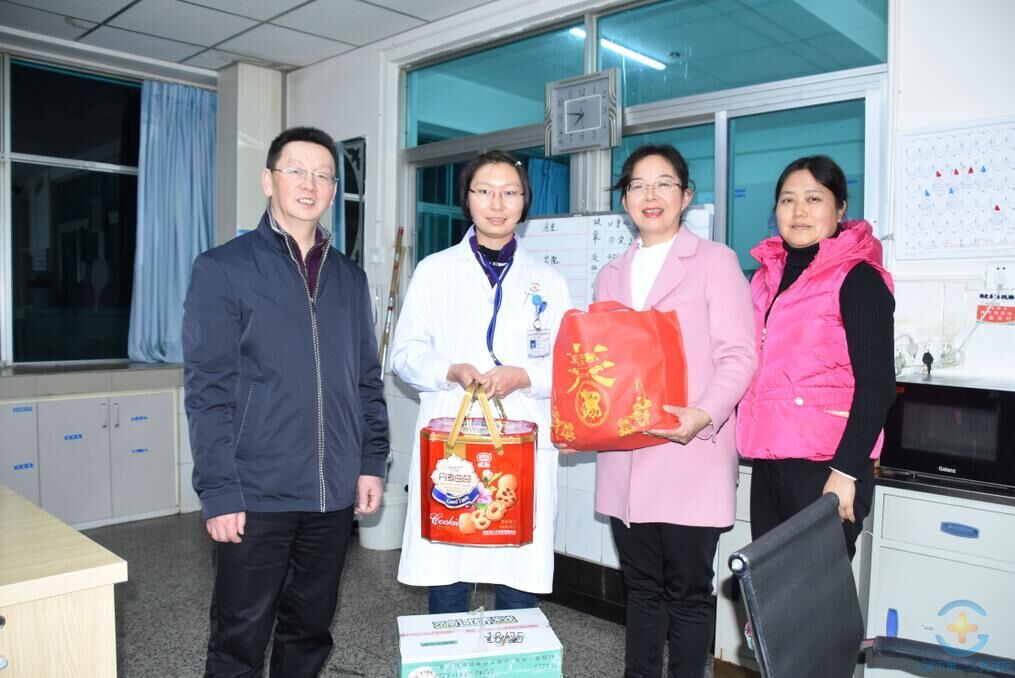 医院领导除夕夜走访慰问一线值班人员