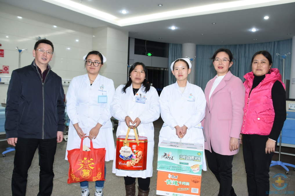 医院领导除夕夜走访慰问一线值班人员