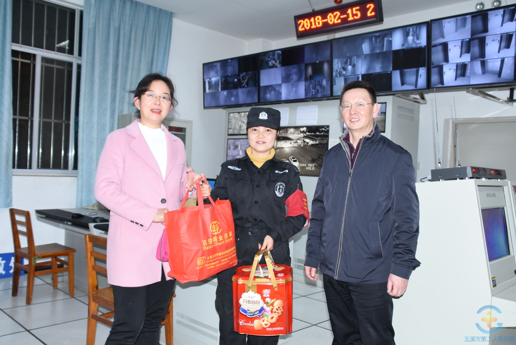 医院领导除夕夜走访慰问一线值班人员