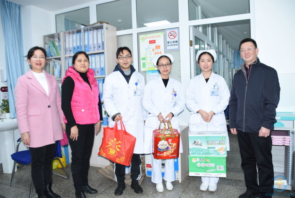 医院领导除夕夜走访慰问一线值班人员