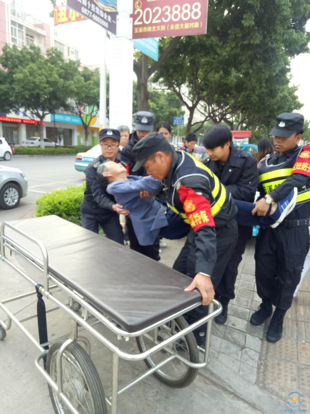   我院急诊科成功抢救一院外突然昏厥老人